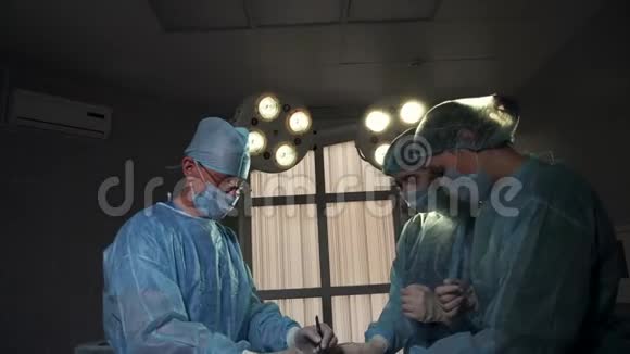在医院完成手术后为外科医生鼓掌视频的预览图