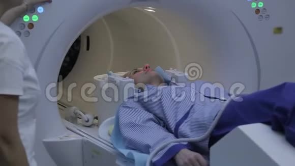 磁共振成像研究中的病人视频的预览图