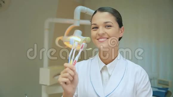 牙医拿着牙刷视频的预览图