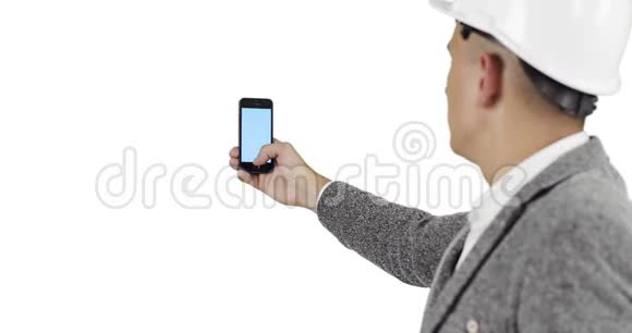 一个戴着建筑头盔的年轻头戴着一部蓝色屏幕的手机视频的预览图