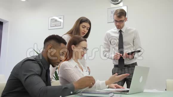 年轻的专业人士在公司工作使用笔记本电脑和平板电脑视频的预览图