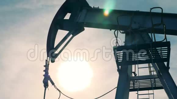 一个大的石油井架在工作底部视图视频的预览图