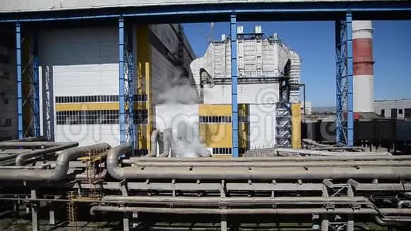 工业设施领域热电站多余的蒸汽离开阀门视频的预览图