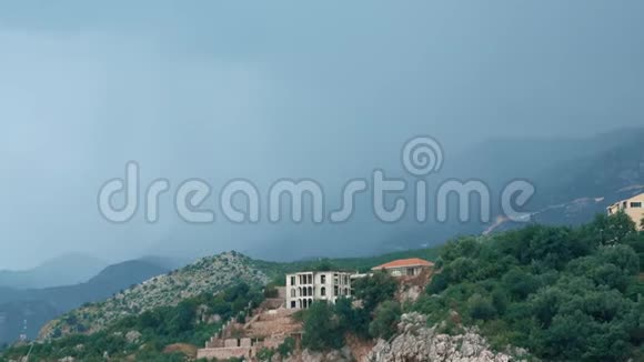 黑山亚得里亚海沿岸的暴雨乌云视频的预览图