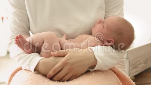 快乐的母亲抱着她刚出生的孩子视频的预览图