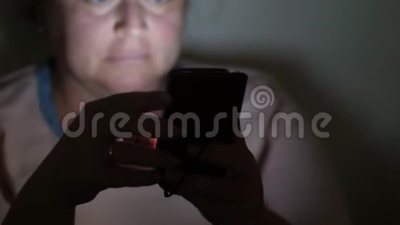睡眠和困倦的两种状态背景绿色屏幕和阿尔法通道视频的预览图