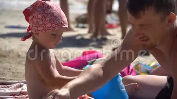 4K景儿童在沙滩上玩耍快乐的白种人小女孩玩桑迪玩具的孩子视频的预览图