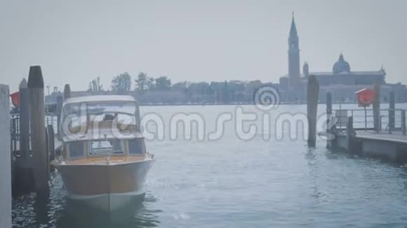 船停泊在威尼斯运河码头上视频的预览图