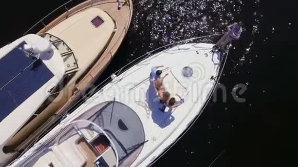 男人在游艇上打电话给朋友拍照视频的预览图