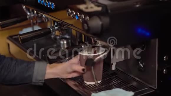 咖啡师职业女咖啡师准备咖啡的过程视频的预览图