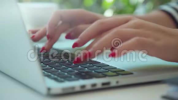 女性手在笔记本电脑上使用触摸板现代女性的工作场所视频的预览图