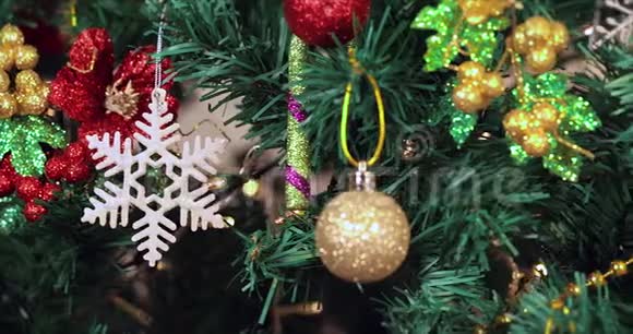 圣诞树用闪闪发光的球装饰视频的预览图