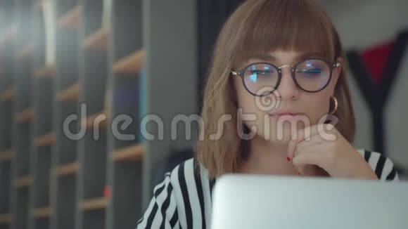 现代时尚女孩从事网上购物使用笔记本电脑视频的预览图