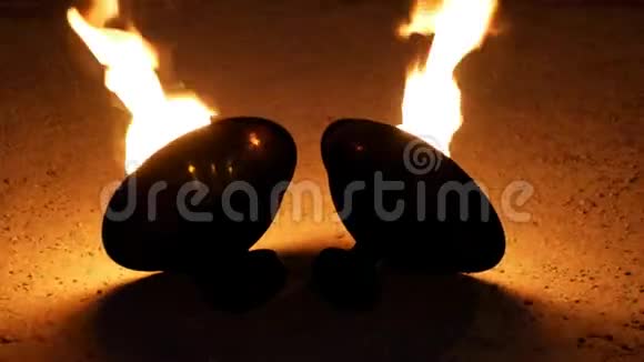 街上有火的碗晚上放火灯视频的预览图