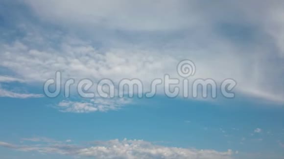 美丽的蓝天背景下的海草云时光流逝的好天气视频的预览图