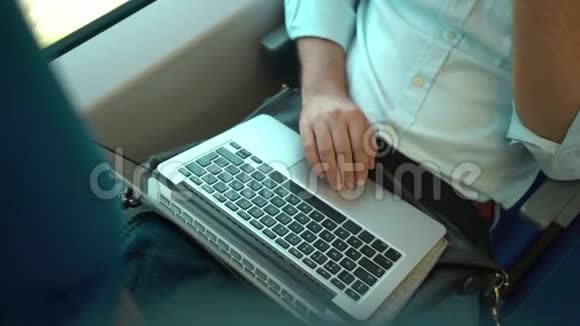 商务人员在乘坐火车时用手拿笔记本电脑俯视图视频的预览图