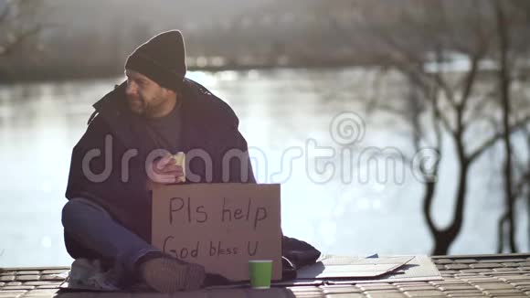 无家可归的人吃三明治求援视频的预览图