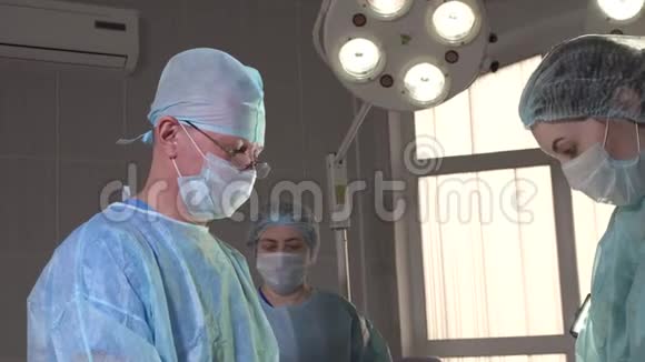护士在手术期间交出医疗器械视频的预览图