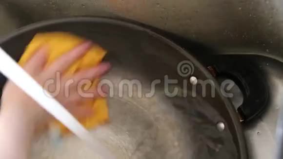 双手在水槽里洗锅视频的预览图