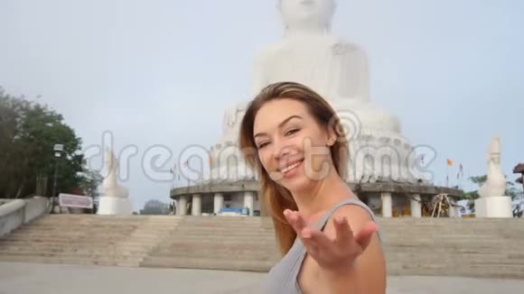 慢动作博主女性在泰国佛像附近拍摄视频视频的预览图