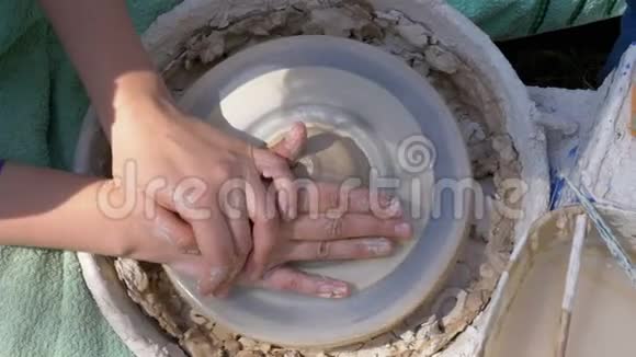 波特的手在陶工的车轮上用粘土工作视频的预览图