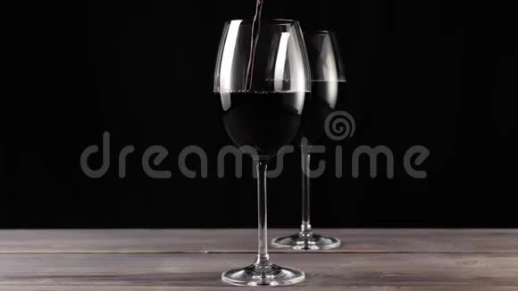 豪华红酒两杯红酒由美味的红葡萄在黑色背景下制成手中的水视频的预览图