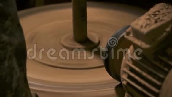 关闭陶器车间的陶轮工作视频的预览图