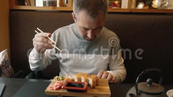 男人学会用筷子做寿司那个人看了看寿司棒上的指示哈希筷子视频的预览图