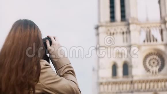 布鲁内特少年在复古电影相机上拍摄圣母院探索法国巴黎的著名地方视频的预览图