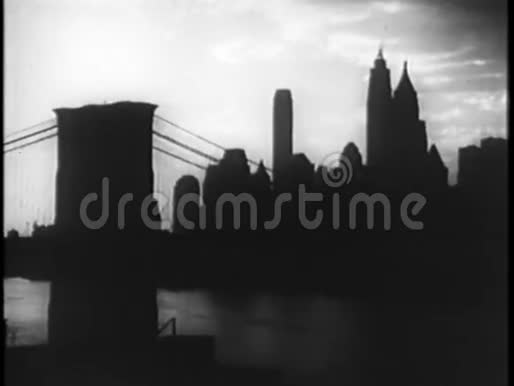 20世纪30年代纽约市夜幕降临布鲁克林大桥视频的预览图