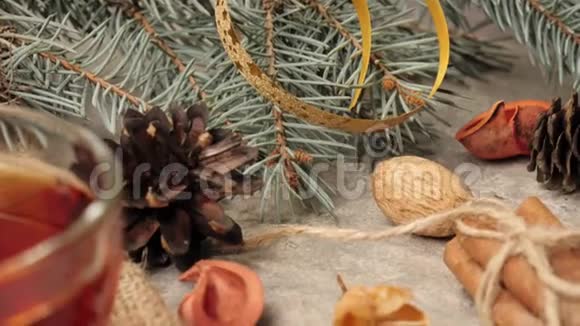 新年和圣诞节装饰一些松果圣诞树的树枝肉桂棒丝带和花视频的预览图