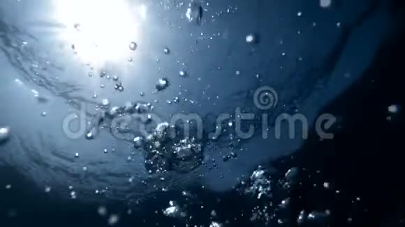 水下慢动作视频从海底漂浮的气泡在太阳光线下视频的预览图
