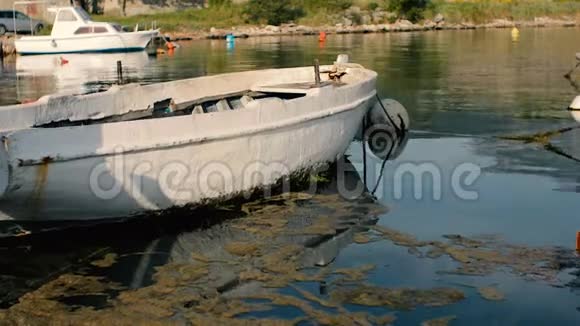 古老生锈的渔船停泊在码头视频的预览图
