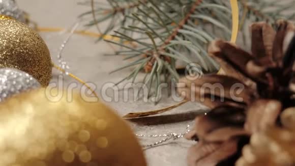 新年和圣诞节装饰一些松果圣诞树的树枝肉桂棒丝带和花视频的预览图