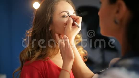 化妆师在模特的眼睛上化妆视频的预览图