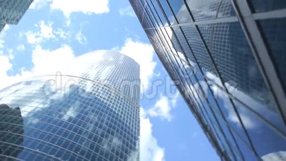 摩天大楼玻璃立面的底部景色视频的预览图