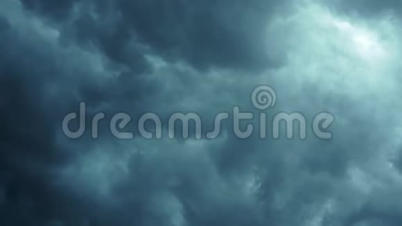 下雨前多云移动缓慢电影风格视频的预览图