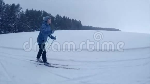 在森林里滑雪视频的预览图