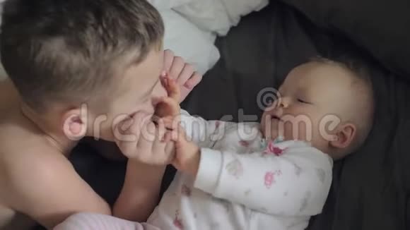 快乐的小男孩和他的小妹妹白种人视频的预览图