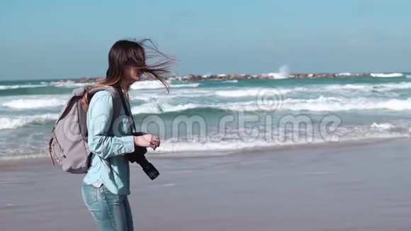 女游客沿着夏季海滨散步自由概念风吹在头发上海浪慢运动侧视视频的预览图