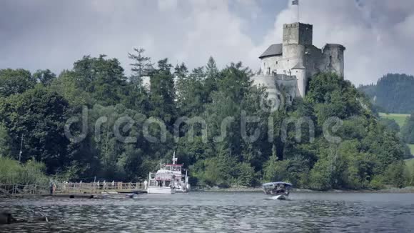 中世纪的城堡在湖上山带渡轮湖旅游船视频的预览图