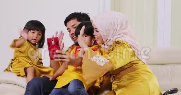 穆斯林家庭用手机打视频电话视频的预览图