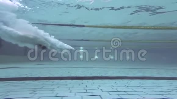 水下专业男性游泳运动员慢动作镜头视频的预览图