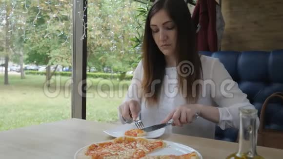 布鲁内特女士在咖啡馆吃披萨快速和不健康的饮食视频的预览图