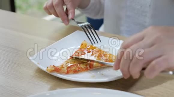 在白板上用刀叉切一块披萨视频的预览图