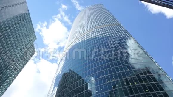 高层建筑玻璃立面的俯视图视频的预览图