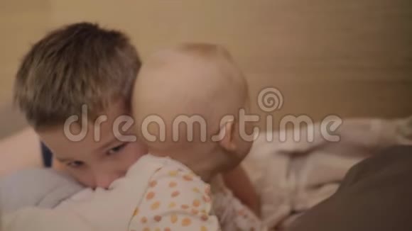 小男孩和小妹妹在一起视频的预览图