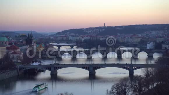 布拉格市日出的维塔瓦河和桥的4K镜头视频的预览图