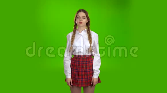 穿白色衬衫的女学生认为绿色屏幕视频的预览图