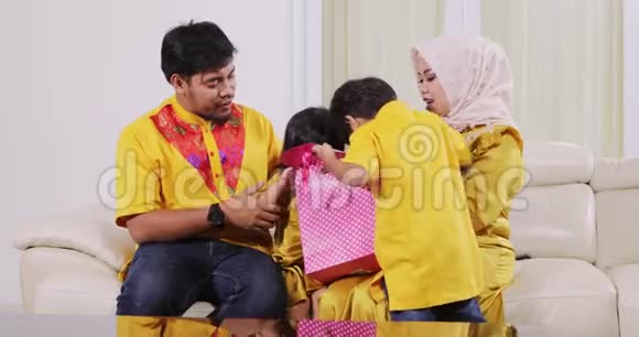快乐的穆斯林家庭打开礼品袋视频的预览图